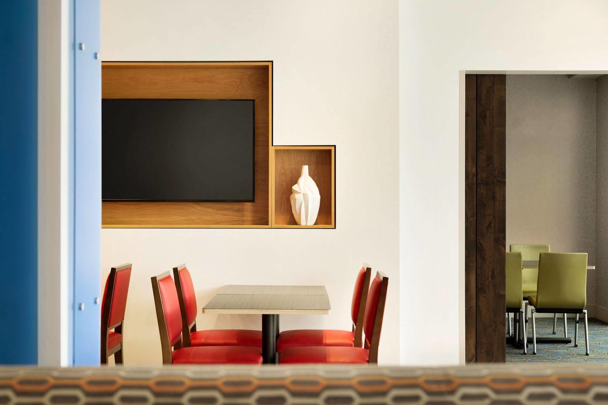 Holiday Inn Express & Suites - Columbus Airport East By Ihg Exteriör bild